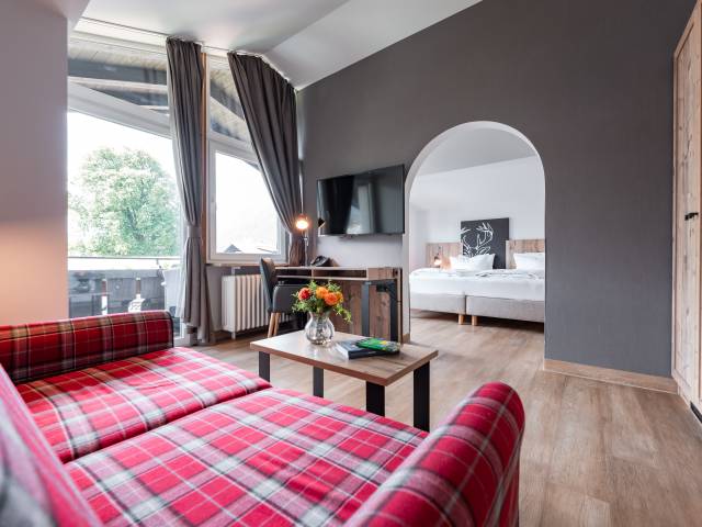 Innenansicht Suite mit Wohnbereich und Balkon