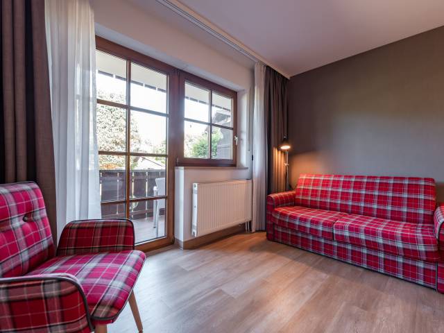 Doppelzimmer mit Couch und Balkon