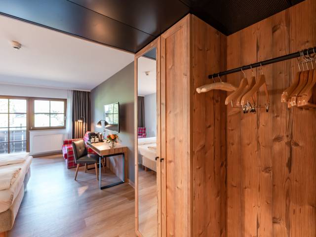 Innenansicht Studio mit Schlaf und Wohnbereich mit Balkon