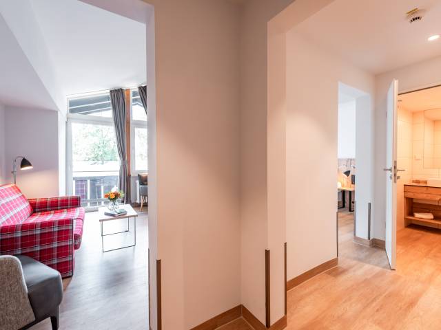 Innenansicht Zimmer mit Wohnbereich und Balkon