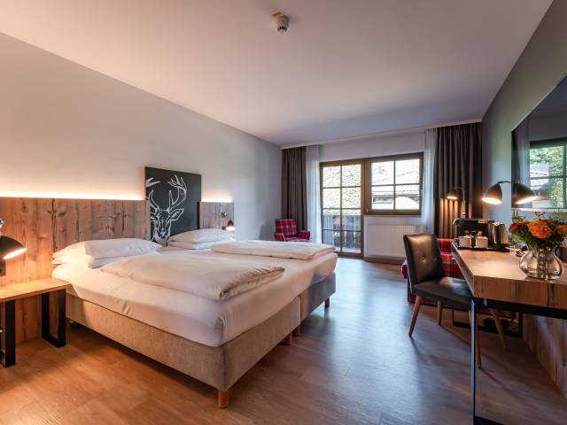 Innenansicht Schlafzimmer mit Balkon und Arbeitsbereich