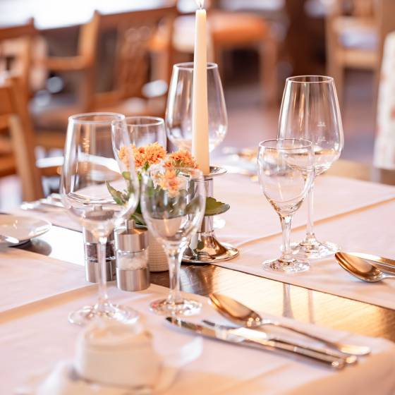 Wein und Wassergläser stehen auf einem Tisch im Restaurant