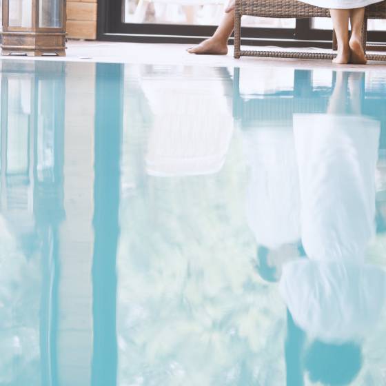 Frau reflektiert im Pool